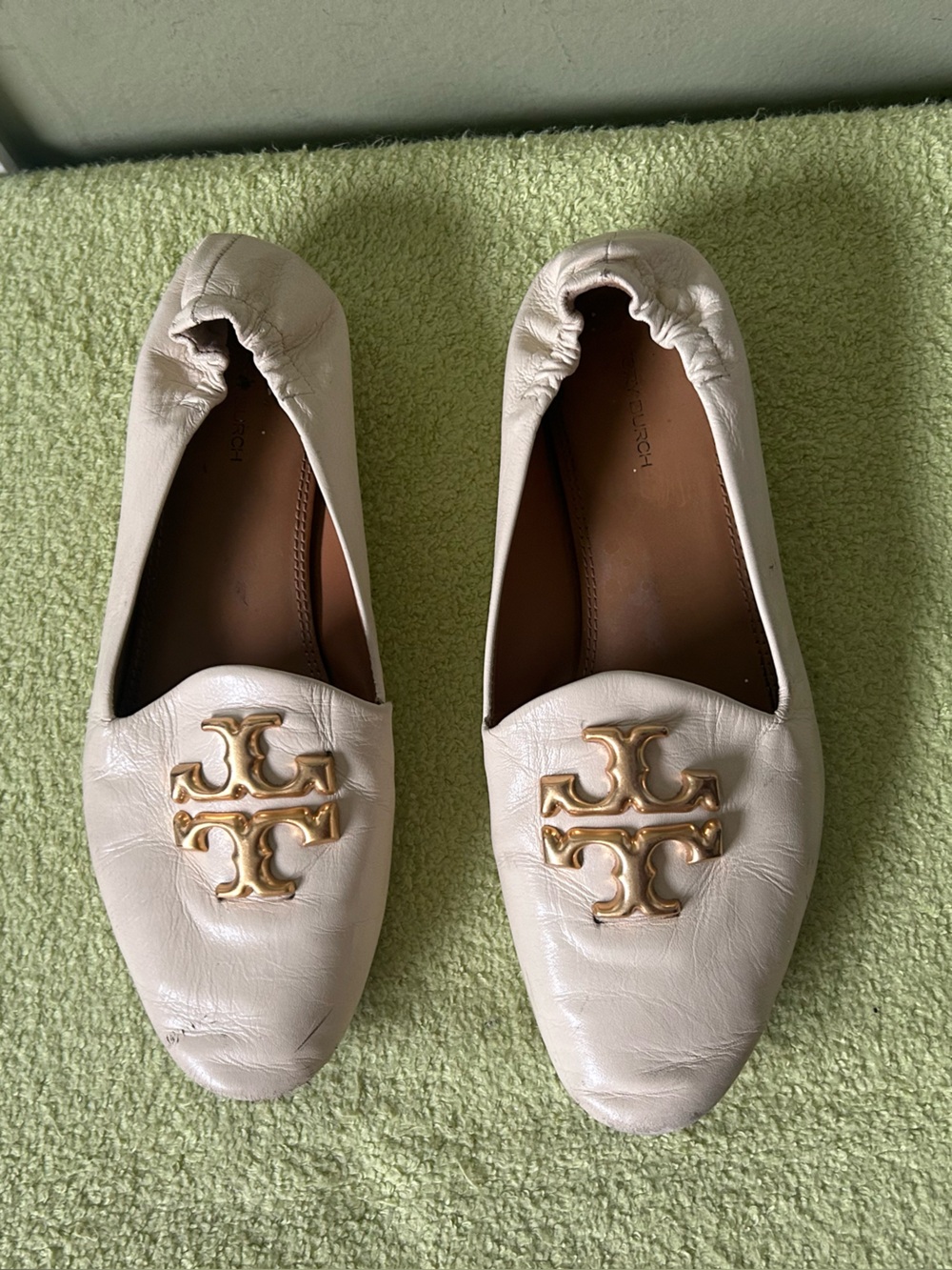 Tory Burch Cream Leather Logo Ballet Loafers Flats with Gold Emblem Sz 8.5